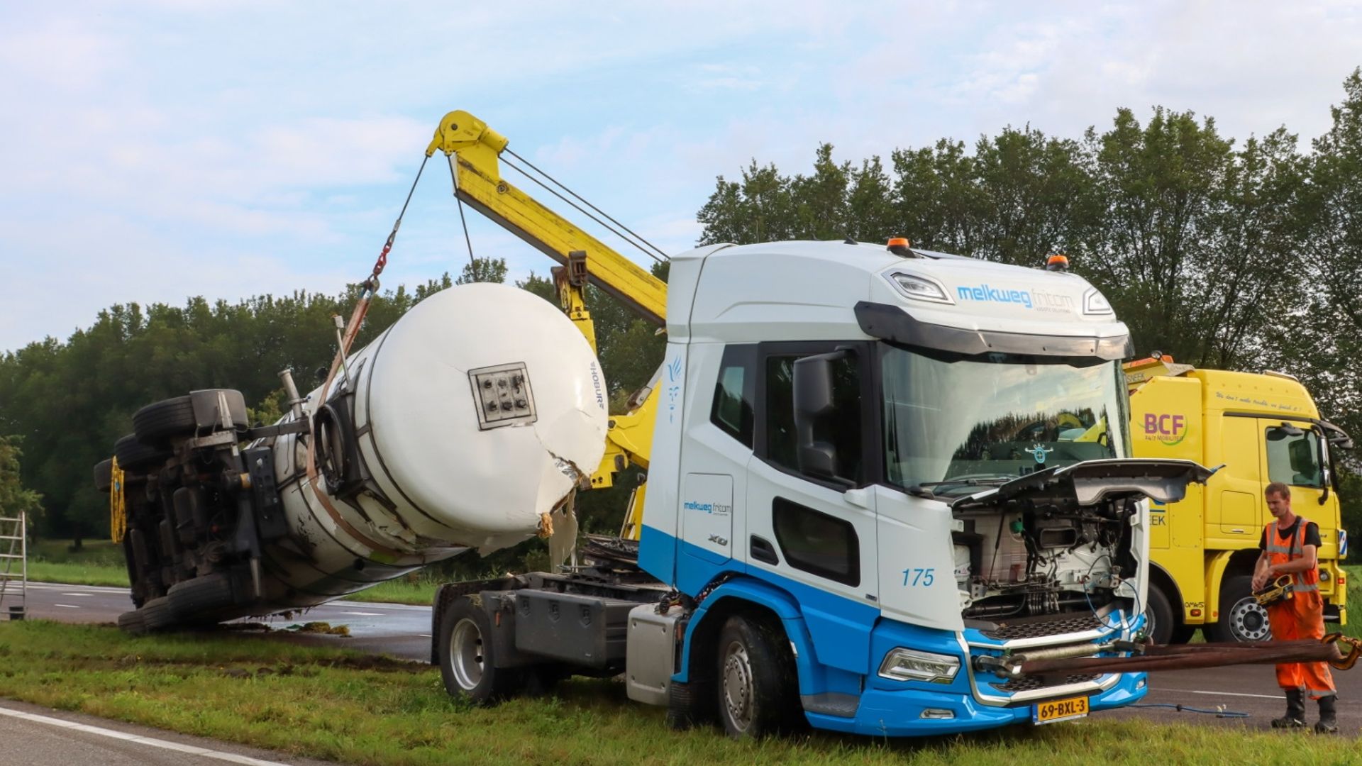 Gekantelde melkwagen zorgt voor verkeerschaos in Leeuwarden