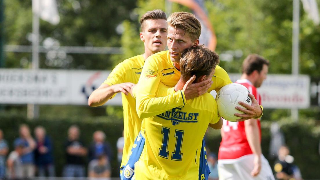 Spelers van FC Lisse vieren een doelpunt 