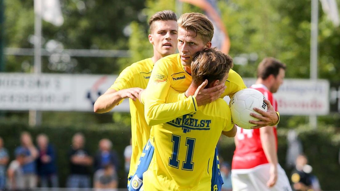 Spelers van FC Lisse vieren een doelpunt