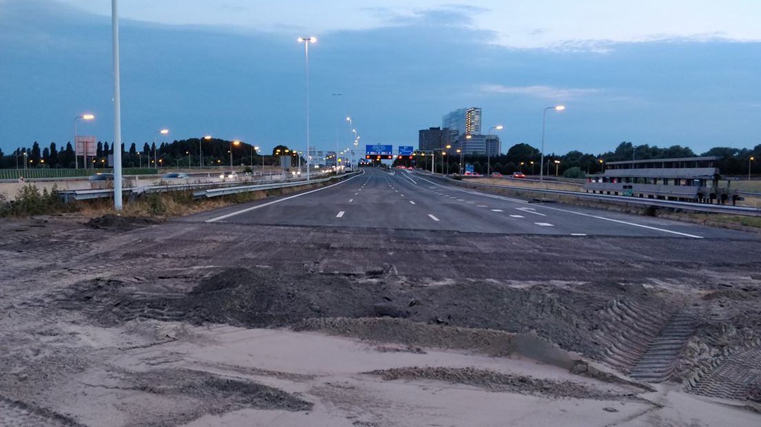 Een tunnelbak voor de Rotterdamsebaan werd vrijdagavond op z'n plek gereden onder de A4. 