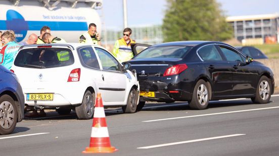Avondspits bij Veenendaal flink vast na ongeval met drie autos. Avondspits bij Veenendaal flink vast na ongeval met drie autos.