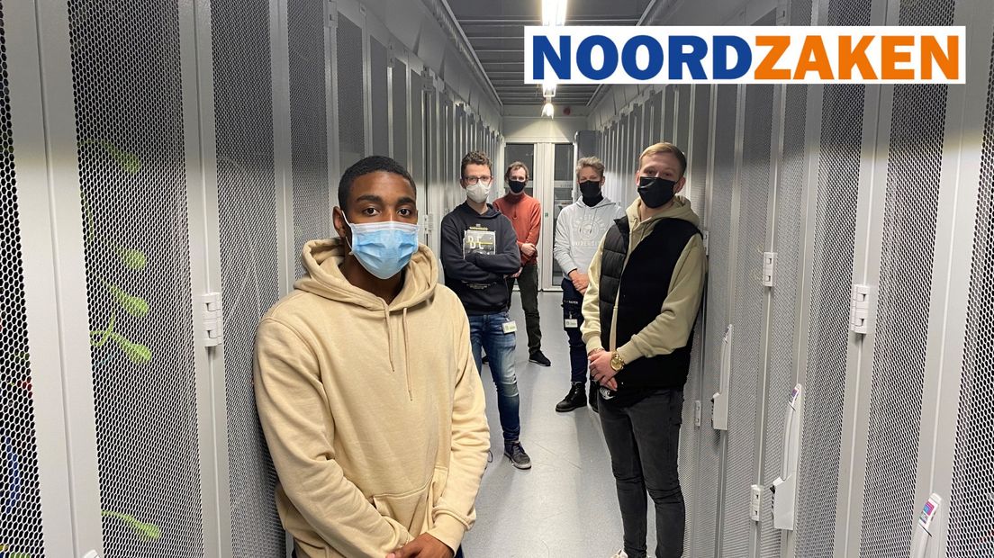 Studenten in een serverruimte bij een datacenter van NorthC in Hoogkerk