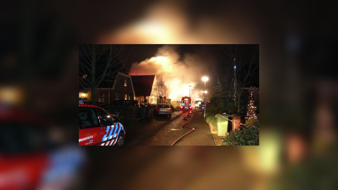 De brânwacht hie in soad muoite mei de fûle brân (foto Alex Zwart)