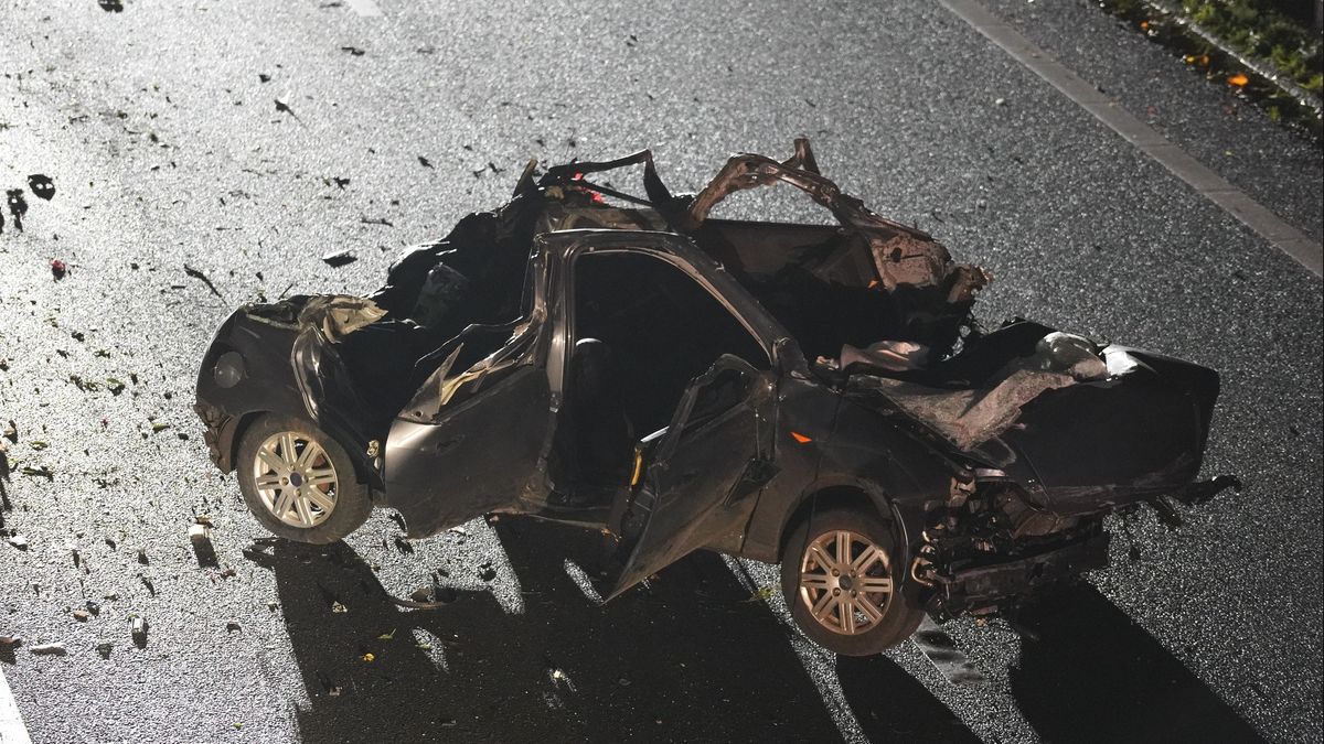 Omgekomen automobilist (30) waarschijnlijk uit auto geslingerd