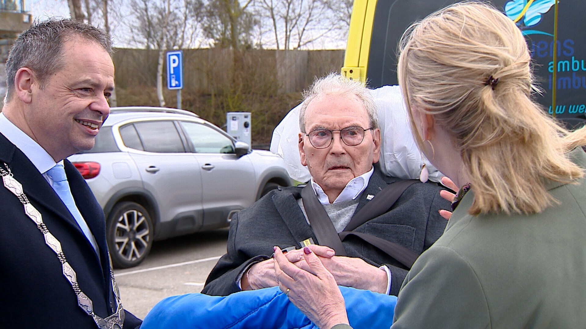 Na 72 jaar ziet de 100-jarige Peter Hossfeld zijn noodzender terug die levens redde tijdens de Watersnoodramp