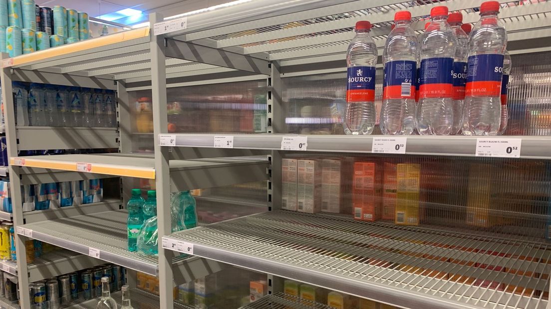 Het water bij de plaatselijke supermarkt is uitverkocht