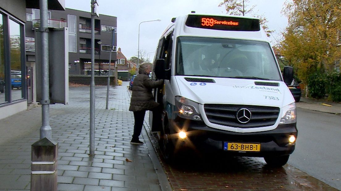 Actiegroep komt in opstand tegen verdwijnen van de servicebus voor ouderen -archief