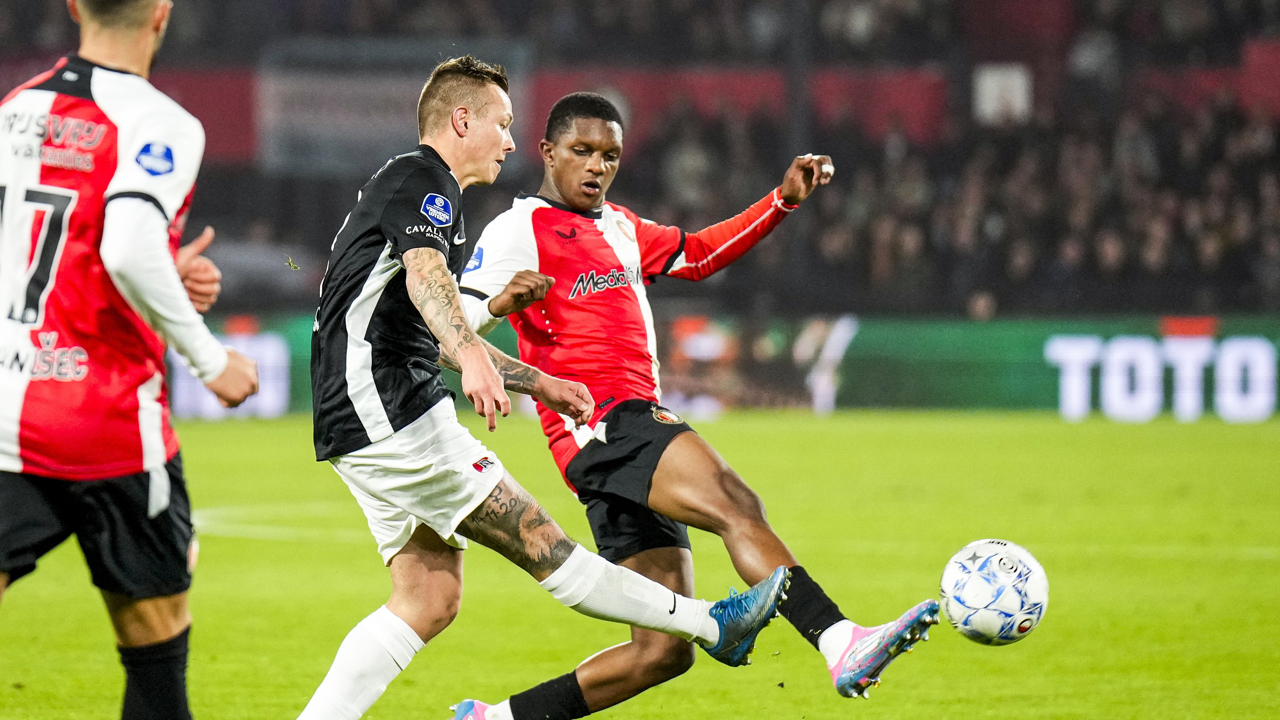 Givairo Read in duel met Jordy Clasie tijdens Feyenoord - AZ