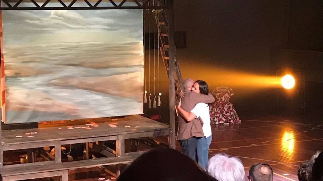 Bram Kwekkeboom feliciteert Astrid van Eck met haar prijs