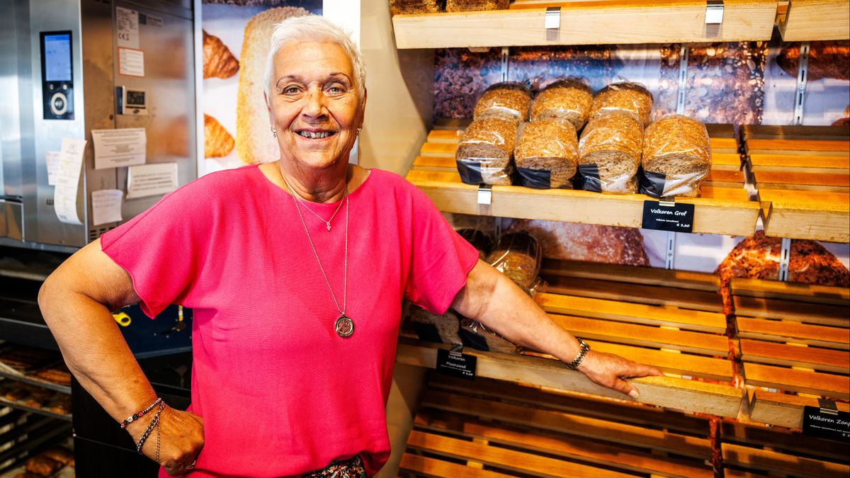 Emmy stopt na 52 jaar bij bakker, collega's verrassen haar: 'Dit is gigantisch'