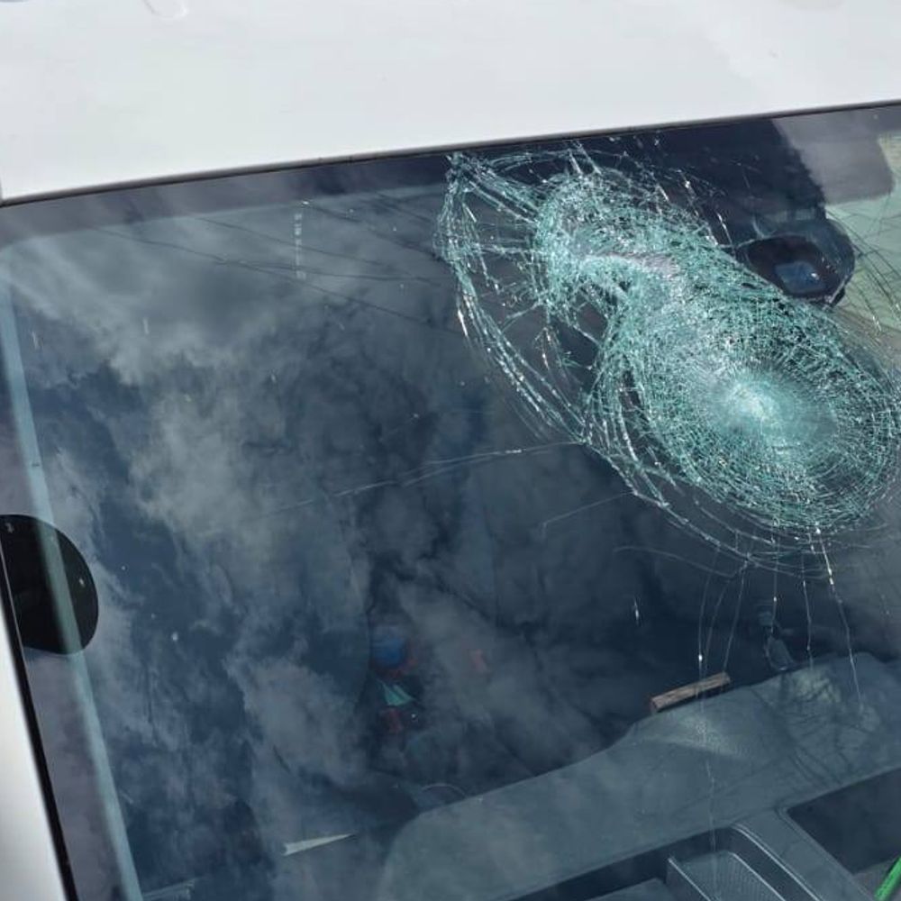 Stenen vanaf viaduct gegooid in Melick: voorruit auto kapot - L1 Nieuws