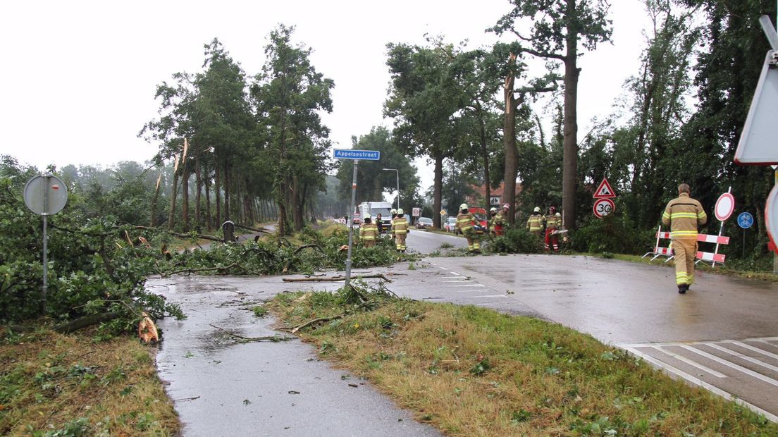 Harde windvlagen zondagmorgen rond Nijkerk. Bomen en takken liggen over de wegen en verschillende panden raakten beschadigd.