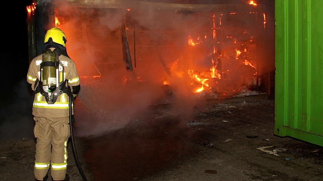 De brandweer van Arnemuiden rukte uit voor brand in een papiercontainer