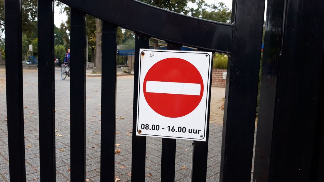 Een schoolplein of een doorgaande weg? In Lievelde wordt al jaren gediscussieerd over een deel van de Hollandse Schans. Het college van de gemeente Oost Gelre heeft de knoop doorgehakt: overdag, van 8.00 tot 16.00 uur is het gebied tussen de scholen Antonius en De Timp een schoolplein, daarbuiten gaan de hekken open en is het een doorgaande weg.