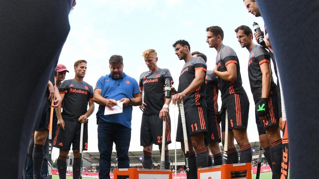 Oranje-bondscoach instrueert zijn spelers tijdens het EK-duel met Schotland 
