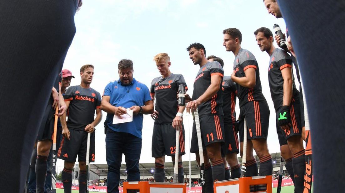 Oranje-bondscoach instrueert zijn spelers tijdens het EK-duel met Schotland