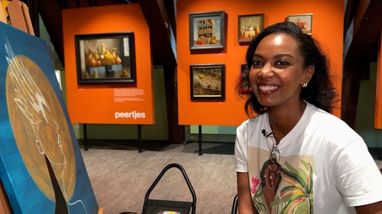 Foto: Gevluchte Duaa (39) schildert pas twee jaar en staat nu al in een museum