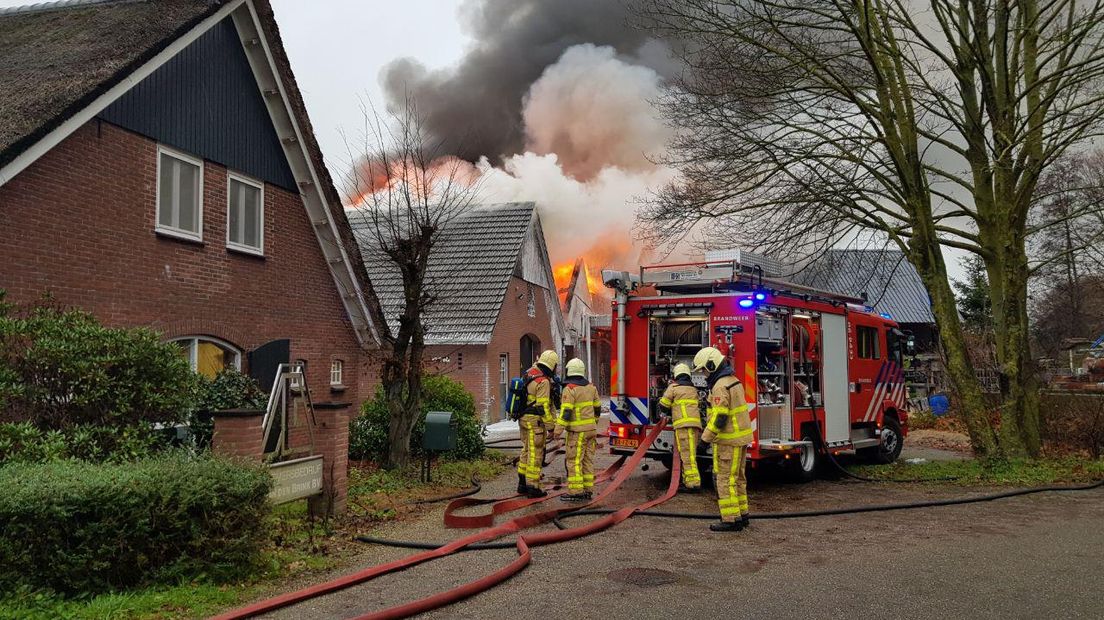 In een schuur van een bouwbedrijf aan de Hoge Heurnseweg in De Heurne (gemeente Aalten) woedt woensdagochtend een uitslaande brand. Een aangrenzende tweede schuur wordt eveneens bedreigd door de vlammen. Verder grenst er nog een woonhuis aan de schuur.