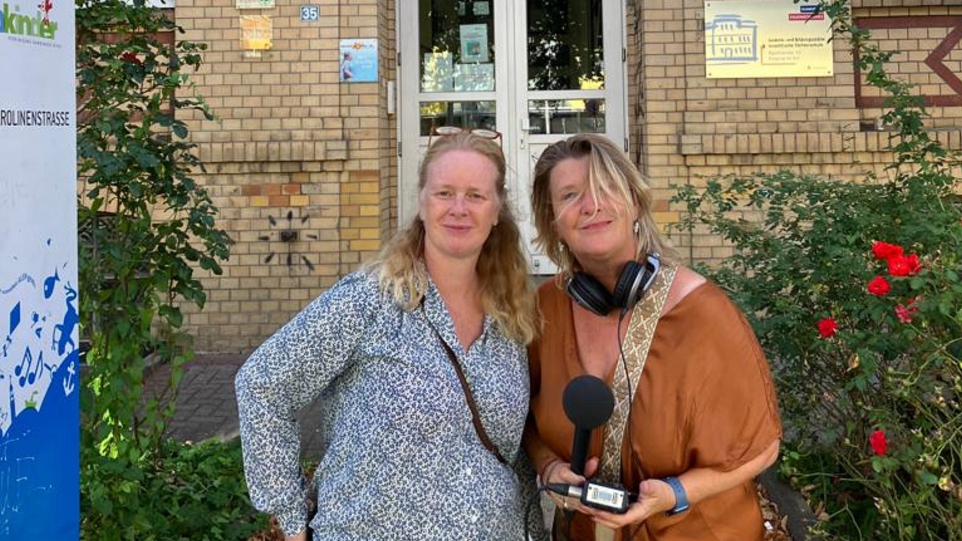 Van der Molen mei podcastmakker Patty-Lou Middel-Leenheer by de basisskoalle fan Ilse yn Hamburg