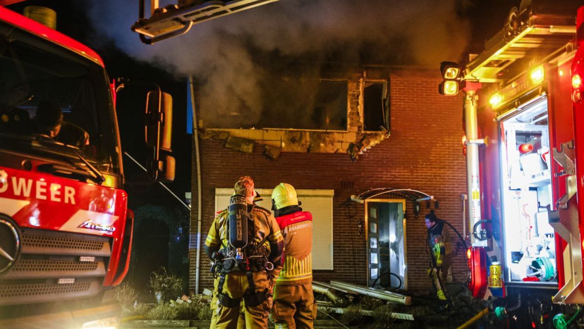 Gevel uit woning geblazen bij woningbrand in Losser: politie zet omgeving af