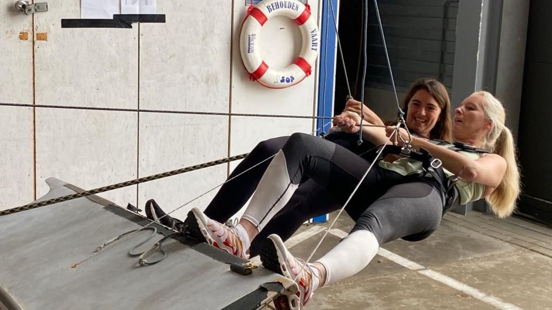 Linda en Annette oefenen op het droge in een simulator.