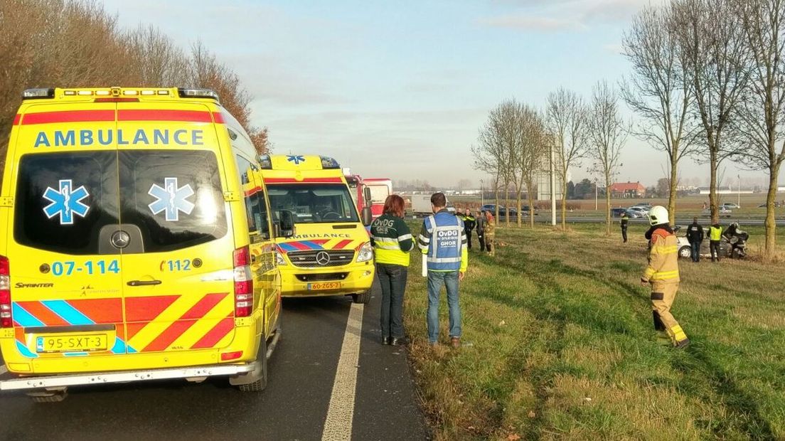Een auto is zaterdagmiddag op de A325 bij Elst in brand gevlogen nadat deze van de weg was geraakt.