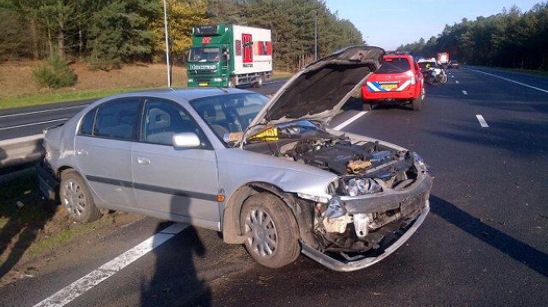 Auto tegen vangrail op A28 bij Epe: tot in de avondspits verkeershinder