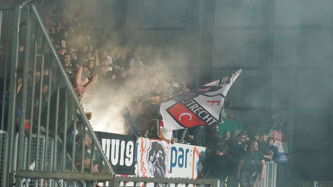 Utrechtse hooligans gooien vuurwerk naar hun eigen speler