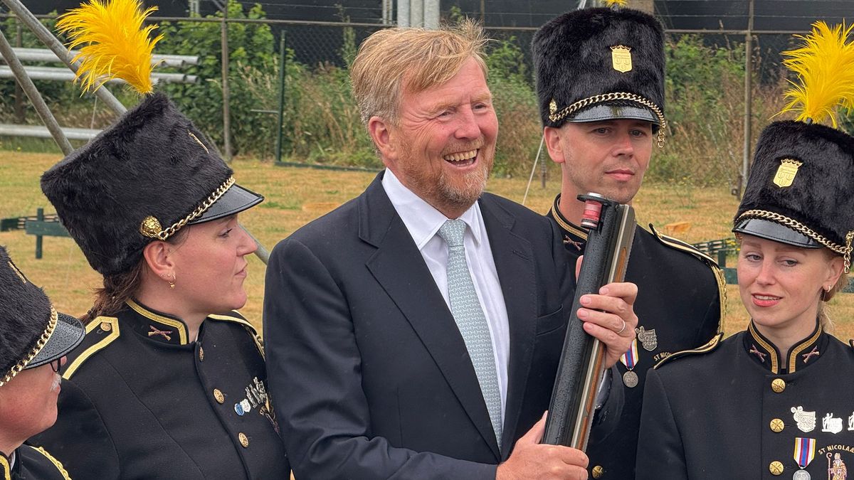 LIVE: Koning Willem-Alexander opent OLS, parade in stromende regen
