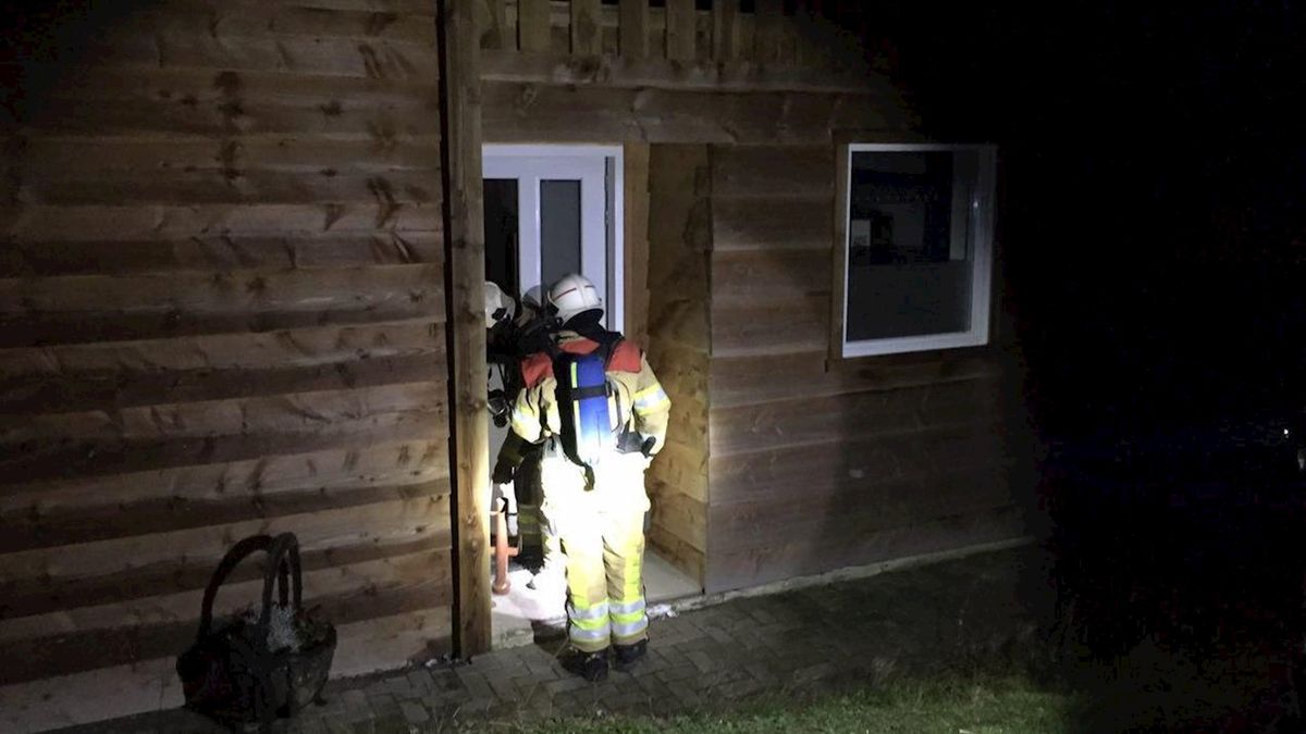 Brandweer breekt voordeur huis in Grafhorst open na brandmelding