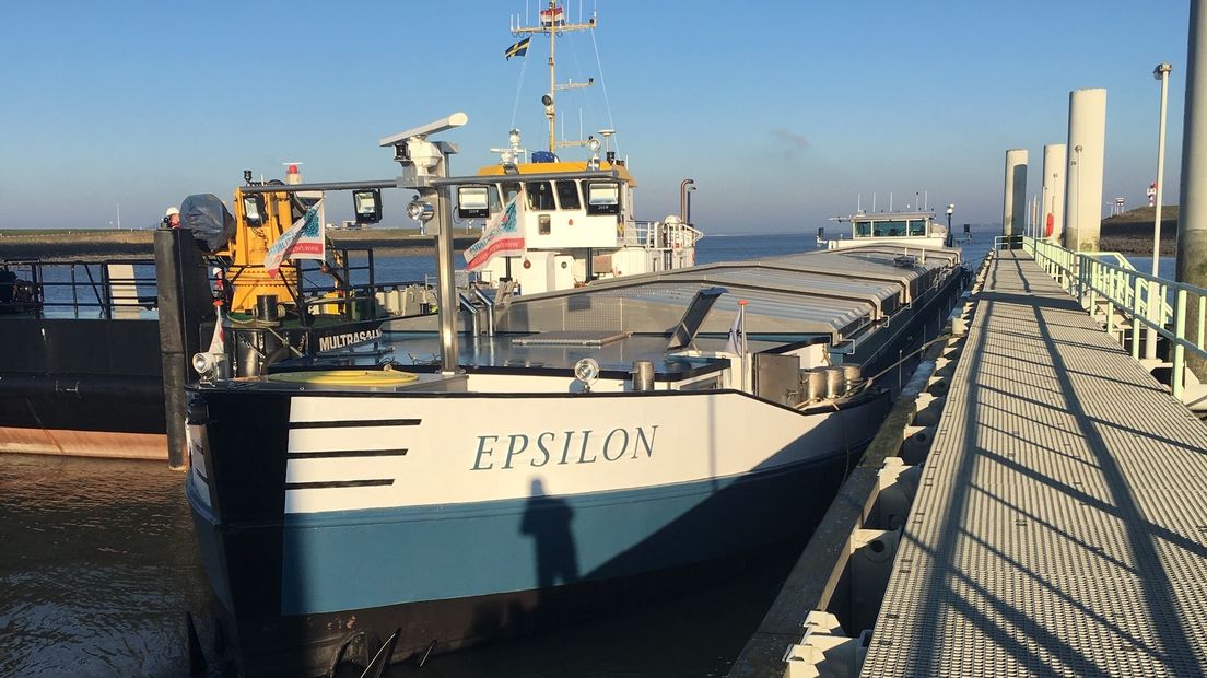 Het binnenvaartschip liep vanmorgen vast op een dam