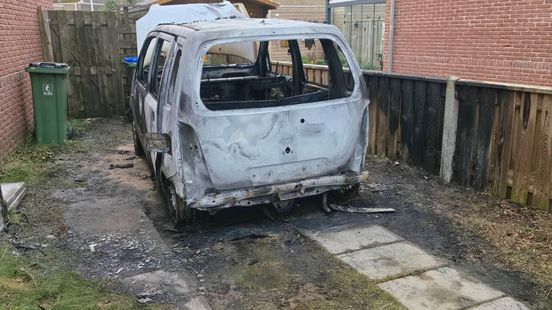 Autobrand op oprit • bestelbus verwoest