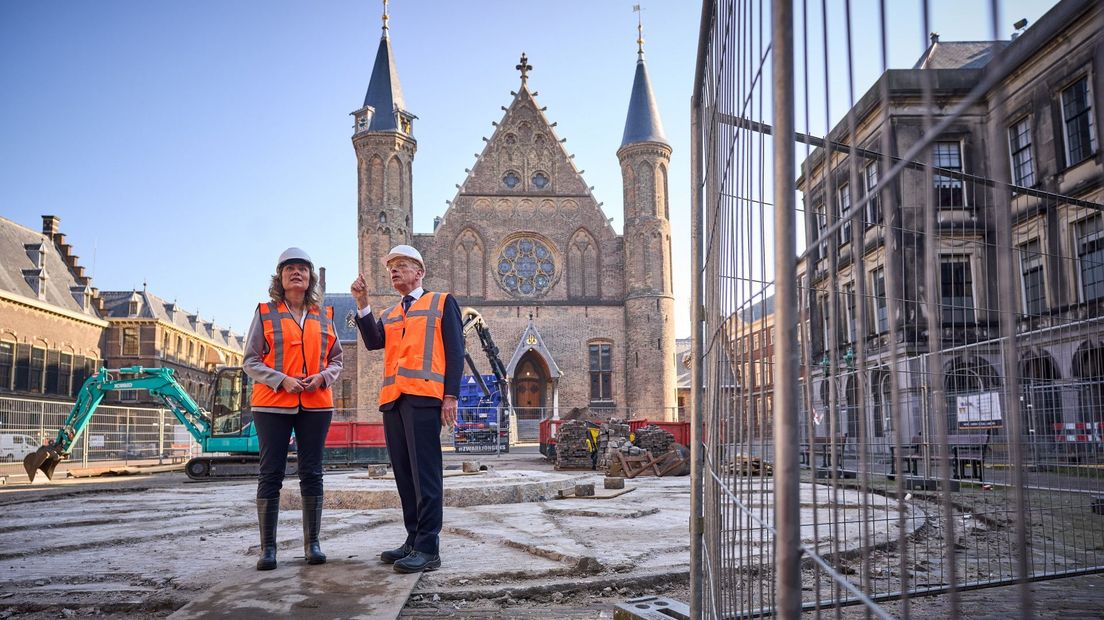 Kamervoorzitters Bergkamp en Bruijn doen een laatste rondje over het Binnenhof