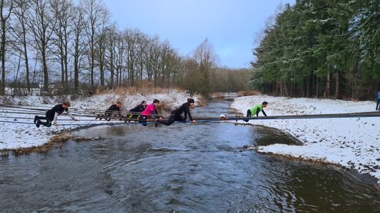 In kou en sneeuw leggen honderden deelnemers loodzwaar parcours af