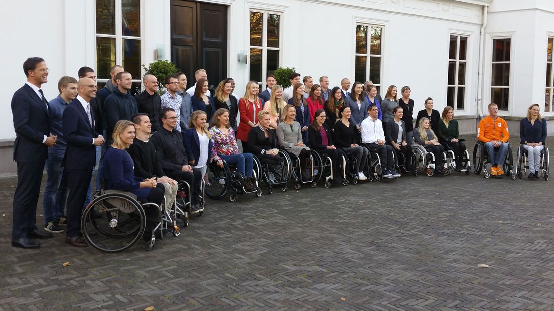 Mark Rutte met paralympiërs 