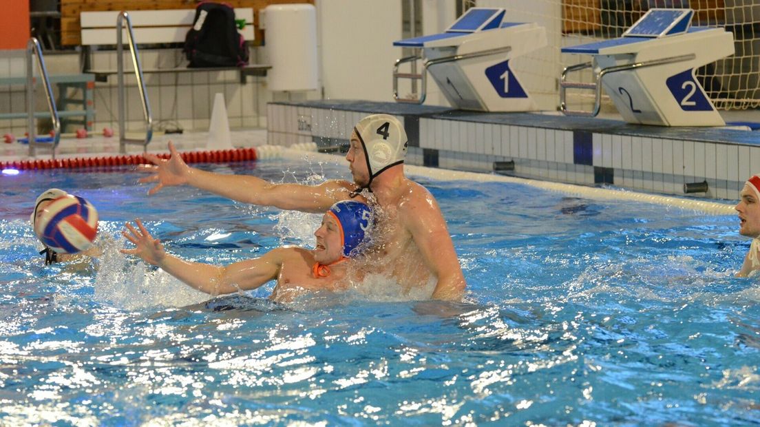Bas van Houwelingen verdedigend in actie DZK waterpolo De Zeeuwse Kust
