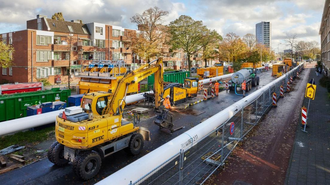In Den Haag is men inmiddels ook begonnen met de aanleg van de warmteleiding
