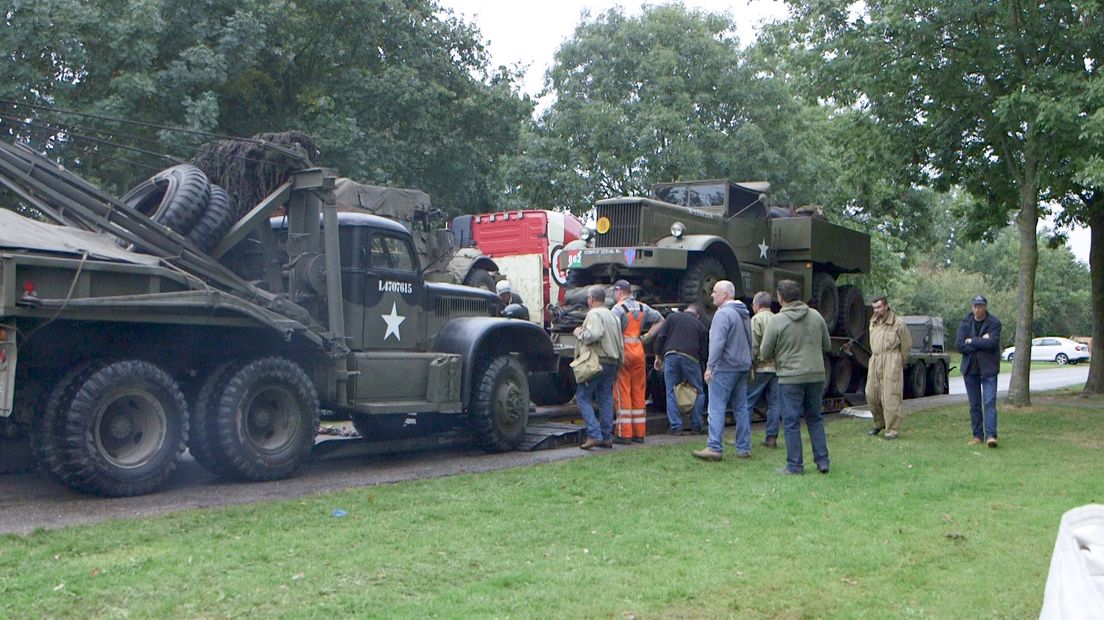 Honderden historische legervoertuigen waren de afgelopen dagen in de omgeving van Arnhem en Nijmegen voor de herdenking van Market Garden. Om ze allemaal weer terug naar Engeland te krijgen is een militaire operatie op zichzelf.