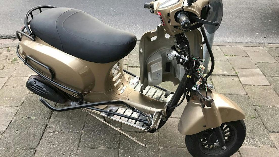 Scooter botst op auto in Enschede