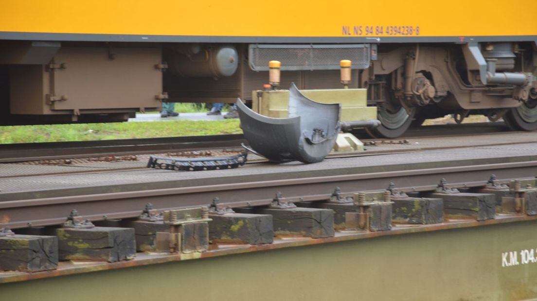Door de botsing liggen er onderdelen van de auto en trein op het spoor (Rechten: Fotopersbureau Steenwyck)