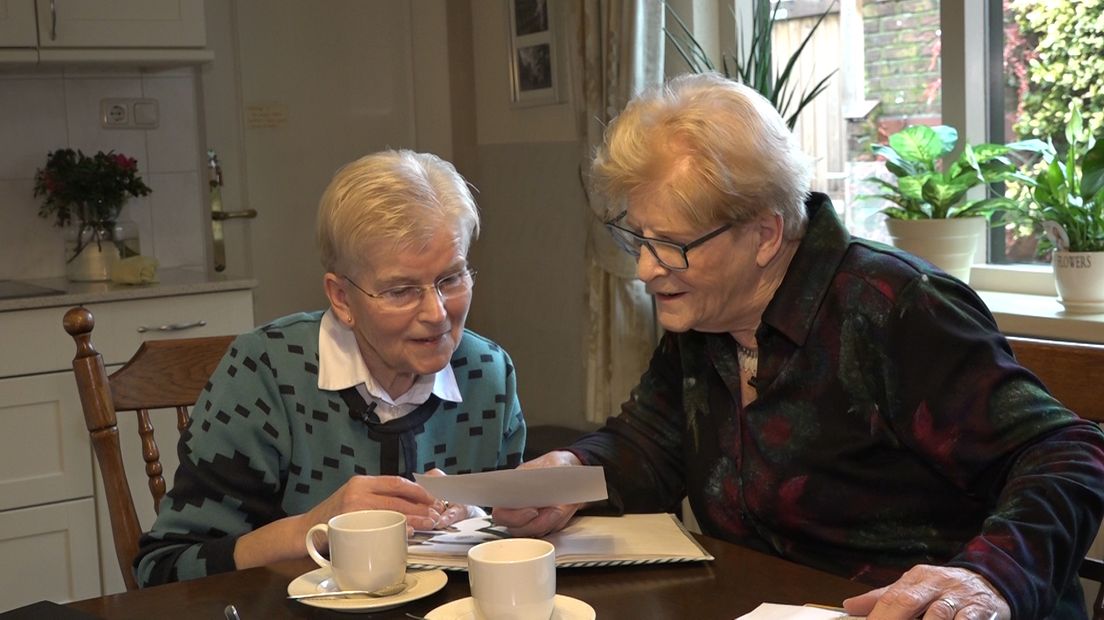 Beter een goede buur dan een verre vriend. Betsie te Lintelo en Cilia te Rietmole zijn het beiden. Ze zijn al 56 jaar buren en nog veel langer vriendinnen. Het huis waarin ze wonen, bouwden hun mannen zelf. Als echte Rietmolenaren weten ze precies wat er gebeurt in het dorp. Vroeger maakten ze daar samen een revue over, en traden eens per jaar op.