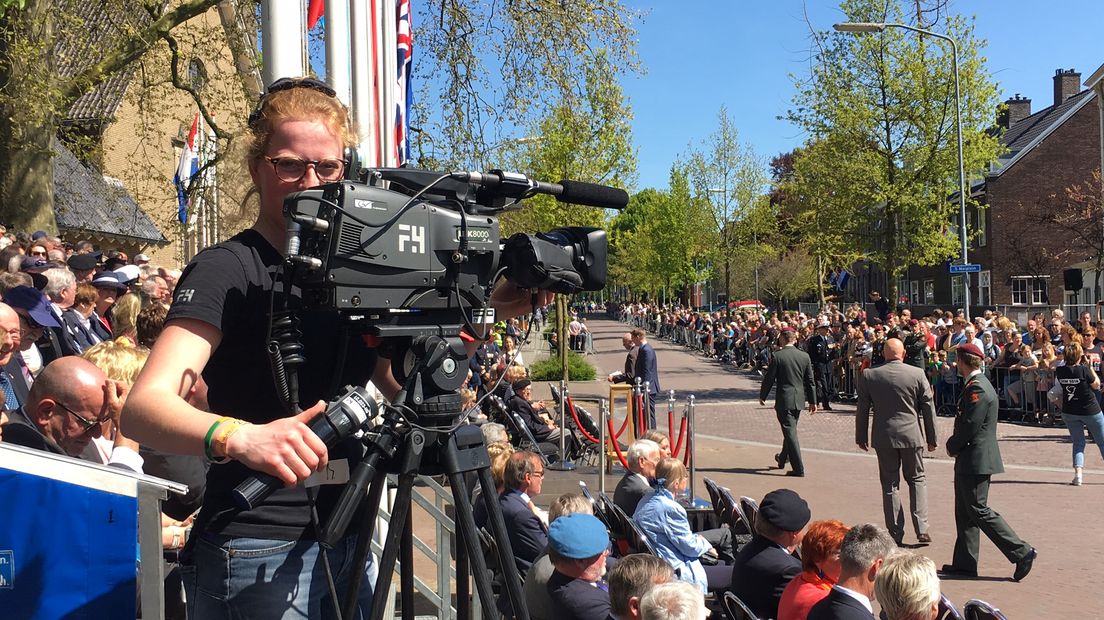 Minister Jeanine Hennis-Plasschaert van Defensie nam donderdagmiddag het bevrijdingsdefilé in Wageningen af. Via Omroep Gelderland was het jaarlijkse Nationaal Bevrijdingsdefilé & Fly-Past 2016 vanaf het 5-Mei Plein in Wageningen live te volgen. Heeft u het gemist? Geen probleem, hieronder kunt u het evenement terugkijken.