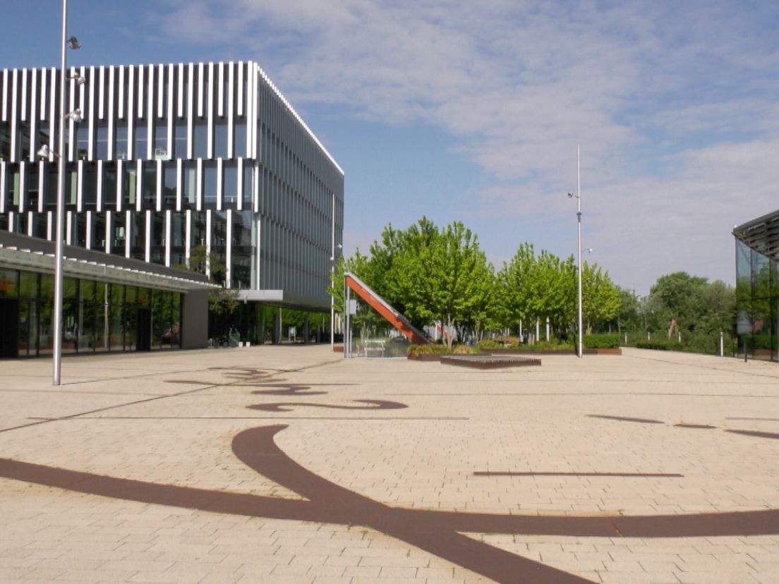 De campus van de Erasmus Universiteit ligt er momenteel verlaten bij.