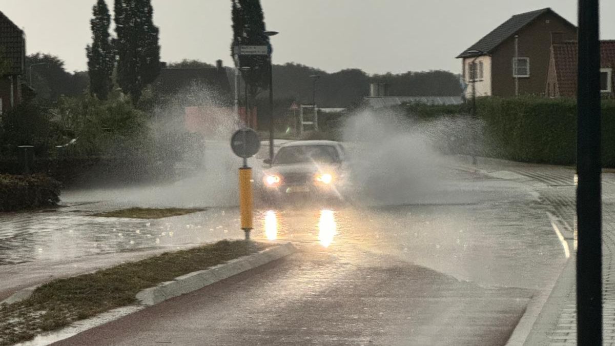 Wateroverlast op splinternieuwe weg door 'blaadjes in de afvoer'