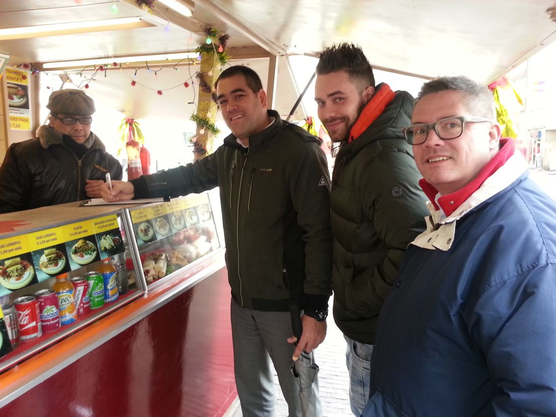 Snackende Dordtenaar vindt de meedogenloos bestuurlijke gang van zaken om een eerzame loempiavouwer na 30 jaar nodeloos brodeloos te maken uitermate raar