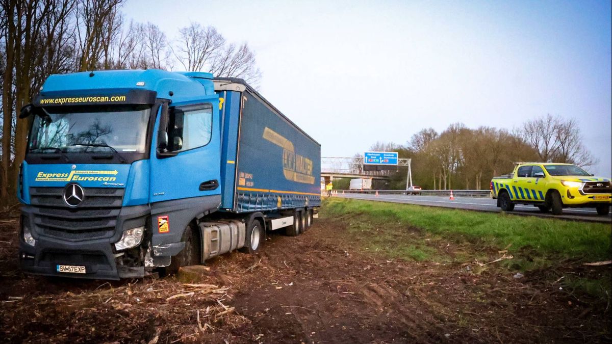 Vrachtwagen raakt van de snelweg, belandt meters verderop in de berm