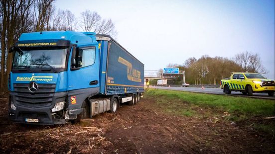 Vrachtwagen raakt van de snelweg, belandt meters verderop in de berm