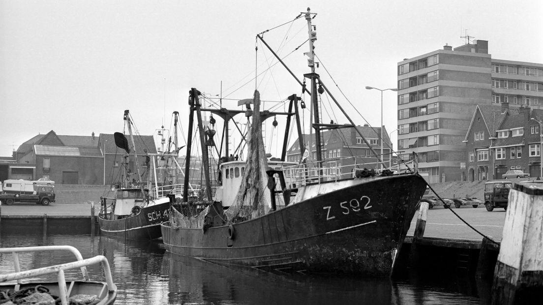 De Hosanna Z-592 in de haven van Scheveningen
