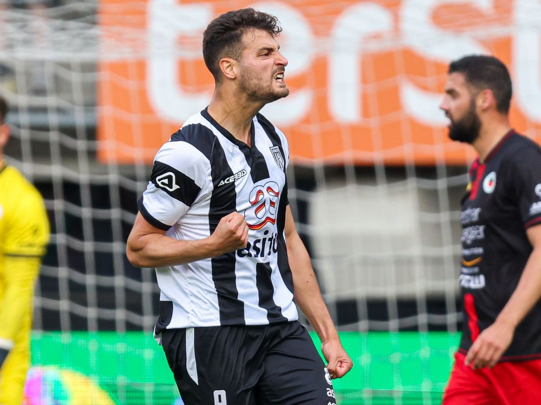 Sinan Bakis juicht na de 1-0 voor Heracles Almelo tegen Excelsior