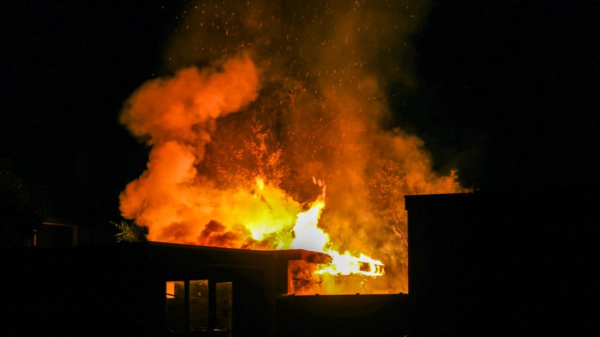 Felle brand in Gorredijk, waterleiding kapot na bluswerk